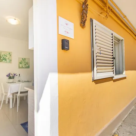 Apartman Little House 72a
